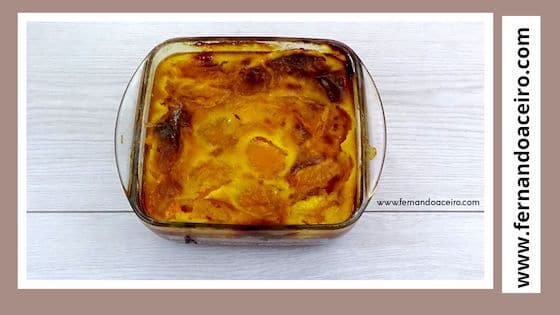 Clafoutis saludable de albaricoque recién horneado