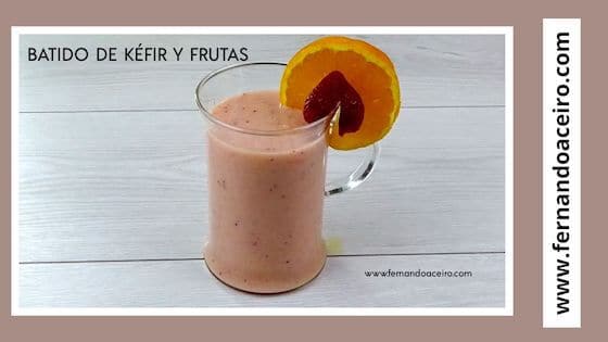 batido saludable de kéfir y fruta.