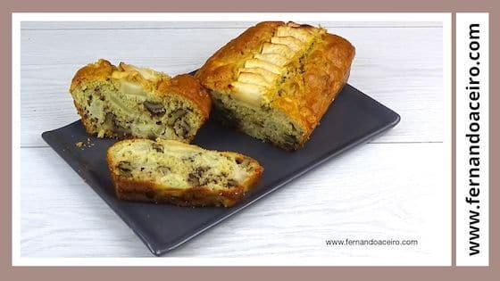 Pan de manzana con nueces al corte.